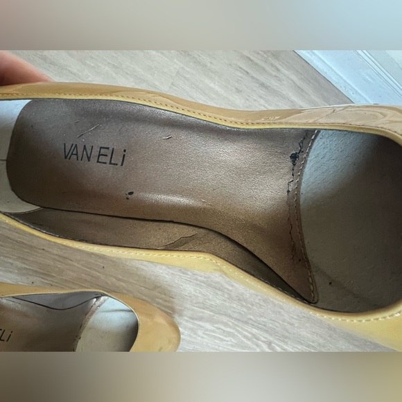 Vaneli Pump yellow gold size 9 shoe - Picture 6 of 7